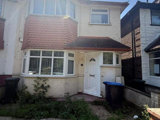 Wembley, London HA9 5 bed semi detached house to rent £3,550 pcm £819 pw