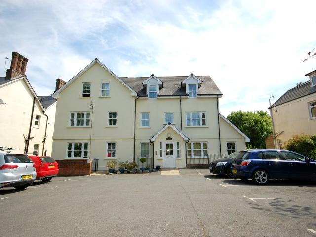 Wentworth Court, Uckfield TN22, 2 bed flat to rent, £1,000 pcm | PrimeLocation