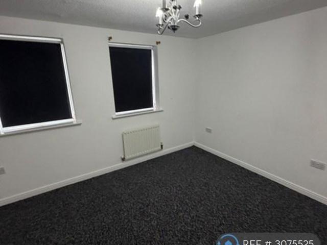 Wenborough Lane, Bradford, BD4 3 bed semi detached house to rent £1,100 pcm £254 pw