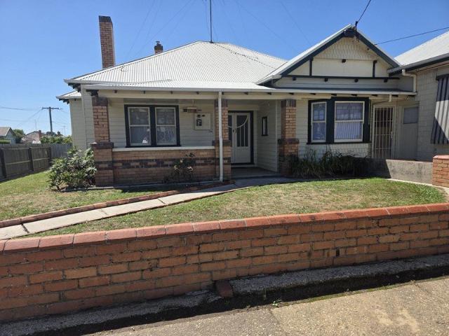 Wendouree 3BR, large home office, oversized enclosed yard, close to shops, public transport