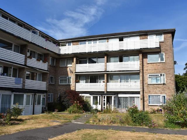 Wendover Road, Havant PO9 2 bed flat to rent £1,100 pcm £254 pw