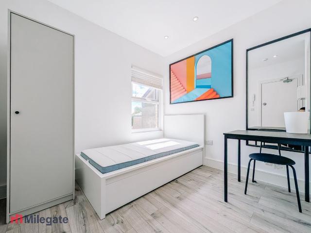 Wendover Road, Staines Upon Thames TW18, Studio to rent, £750 pcm | PrimeLocation