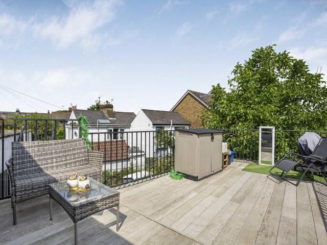 Wensleydale Road, Hampton TW12 1 bed flat to rent £1,595 pcm £368 pw