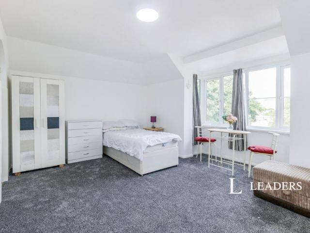 Weatherall Close, Addlestone, KT15 Studio to rent £1,000 pcm £231 pw