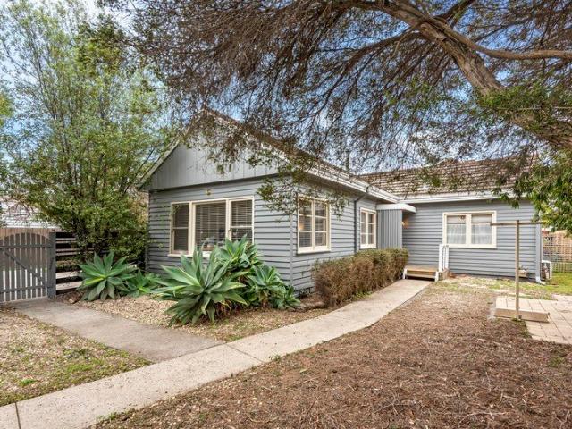 Weatherboard 2 bedroom cottage