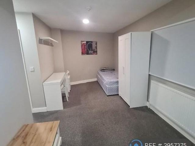 Weatherfield House, Farnworth. Studio to rent £700 pcm £162 pw