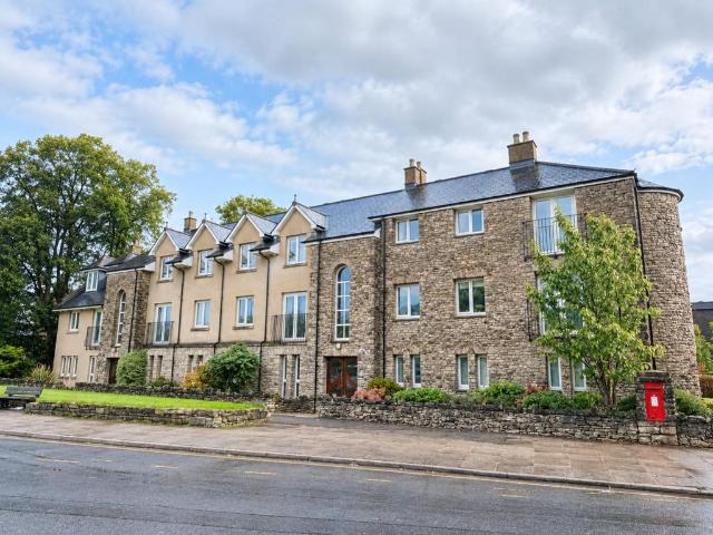 Weavers Court, Queen Katherine. 2 bed flat to rent £955 pcm £220 pw