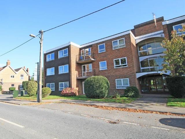 Weald Court, Billingshurst, RH14 2 bed flat to rent £1,200 pcm £277 pw