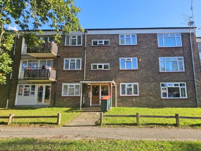 Weald Drive, Crawley, West Sussex. 2 bed flat to rent £1,400 pcm £323 pw
