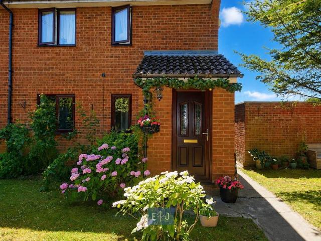 Weald Hall Lane, Thornwood, Epping CM16, 2 bed flat to rent, £1,450 pcm | PrimeLocation