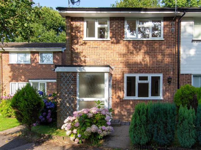 Wealden Way, Haywards Heath 2 bed terraced house to rent £1,500 pcm £346 pw