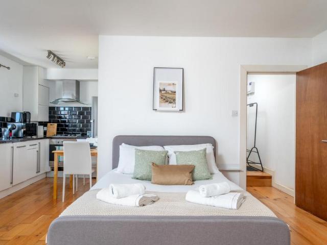 Webster Road, Bermondsey, Southwark. Studio to rent £1,750 pcm £404 pw