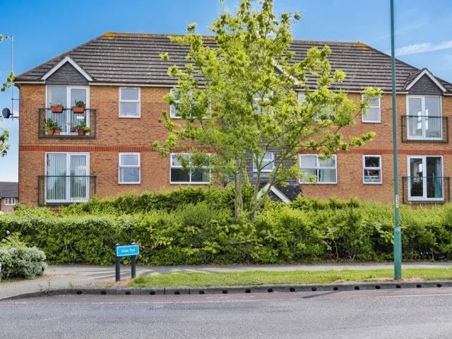 Wedgewood Drive, Harlow CM17 2 bed apartment to rent £1,450 pcm £335 pw