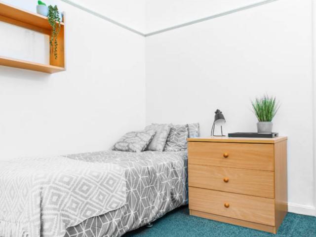weetwood 1 bed private hall to rent £420 pcm £97 pw