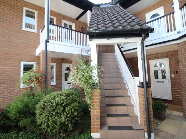 Weedon Court, Wallingford OX10, 2 bed maisonette to rent, £1,450 pcm | PrimeLocation