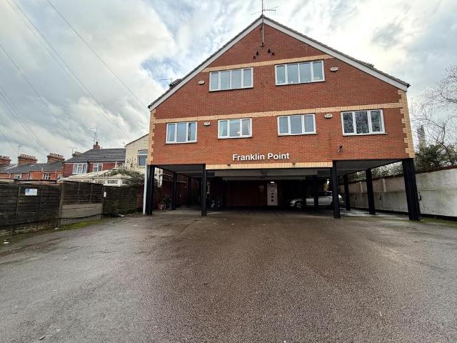 Weedon Road, NORTHAMPTON, NN5 2 bed flat to rent £1,000 pcm £231 pw
