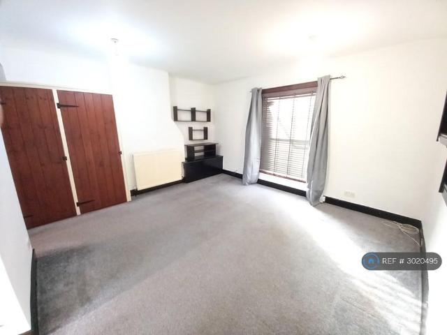 Week Street, Maidstone, ME14 Studio to rent £775 pcm £179 pw