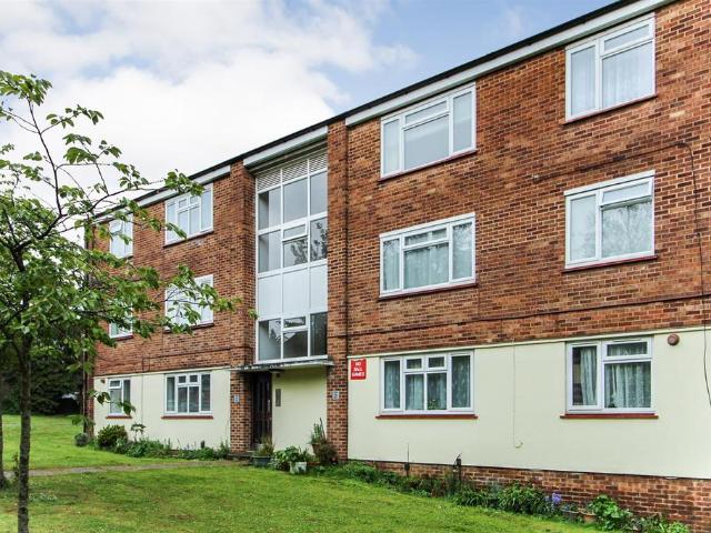 Weekes Drive, Cippenham 2 bed flat to rent £1,400 pcm £323 pw