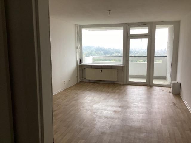 Weitblick: Helle 3 Zimmerwohnung mit Balkon
