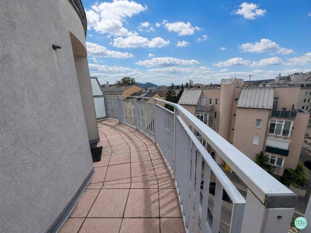 WEITBLICK / sanierte 3 Zimmer Wohnung + 32m² Terrasse / 5. Liftstock
