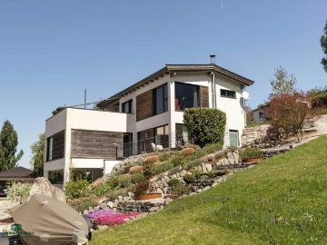 Weitblick & Ruhe pur – modernes Wohnhaus in Bestlage über dem Attersee