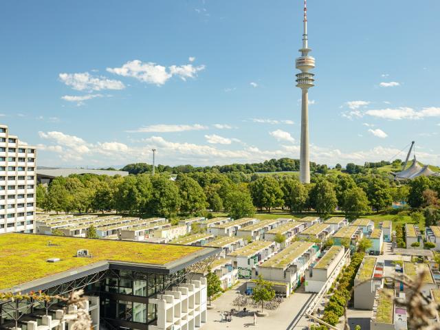 Weitblick über das Olympiadorf: Bezugsfreies Apartment mit Südloggia im denkmalgeschützten Ensemble