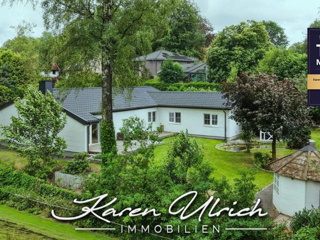 Weite, Ruhe & Design: Moderner Winkelbungalow in Rosengarten mit Kamin, Gartenidylle & Hamburg Nähe