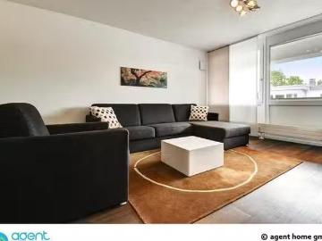 WEITLÄUFIG UND MODERN