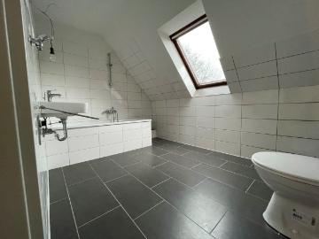 Weitläufige 2 Zimmer Dachgeschoss Wohnung in beliebter Wohngegend