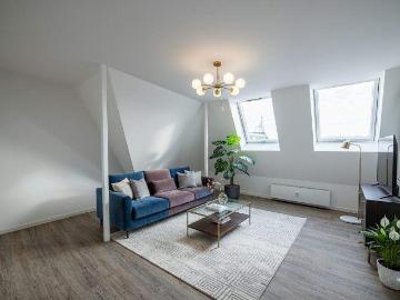 Weitläufige Dachgeschoss Wohnung: 8 Zimmer + 4 Bäder + Perfekt für Co Living + Friedenau