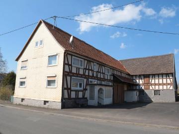 Weitläufiger Resthof mit Scheune, großer Halle & Wiesen