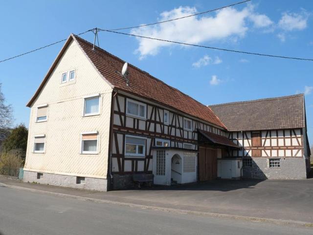 Weitläufiger Resthof mit Scheune, großer Halle & Wiesen