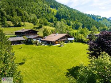 Weitläufiges, saniertes Anwesen mit Hallenbad und Panoramablick in Ruhelage