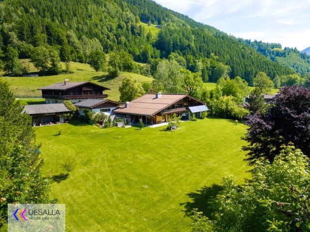 Weitläufiges, saniertes Anwesen mit Hallenbad und Panoramablick in Ruhelage