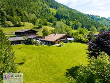Weitläufiges, saniertes Anwesen mit Hallenbad und Panoramablick in Ruhelage