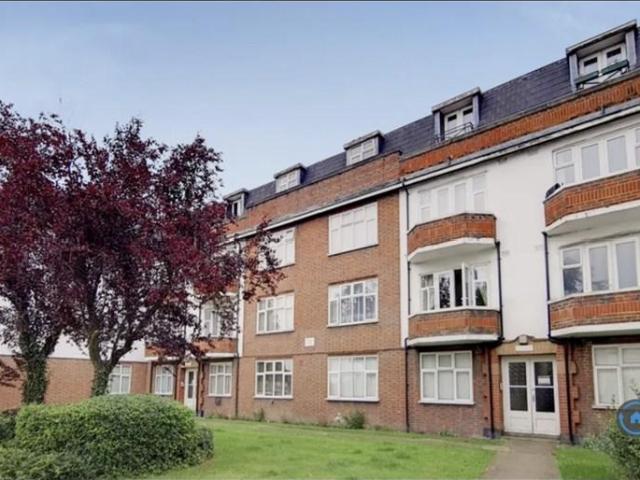 Weihurst Court, Sutton, SM1 2 bed flat to rent £1,750 pcm £404 pw