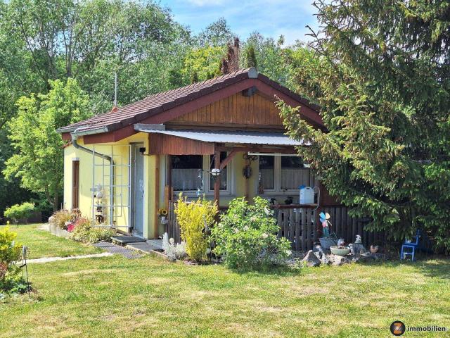 Weinidylle Eisenberg: Baugrundstück mit Gartenhaus