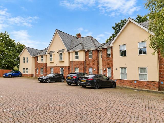 Weir Gardens, Rayleigh, SS6 2 bed apartment to rent £1,400 pcm £323 pw