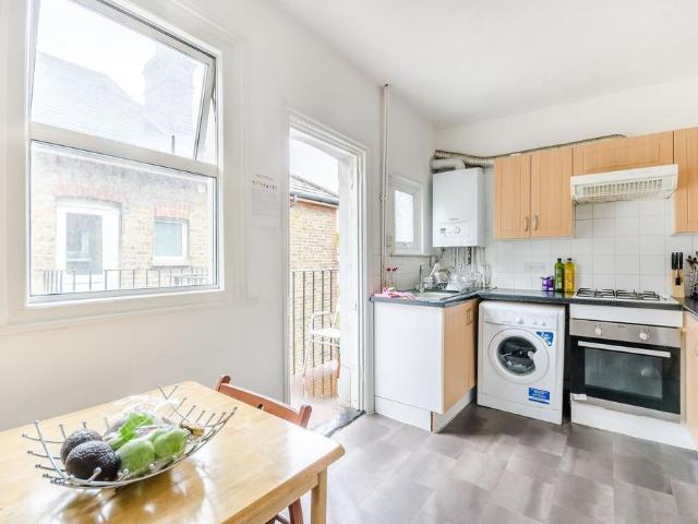 Weir Road, Balham, London, SW12 3 bed maisonette to rent £3,400 pcm £785 pw