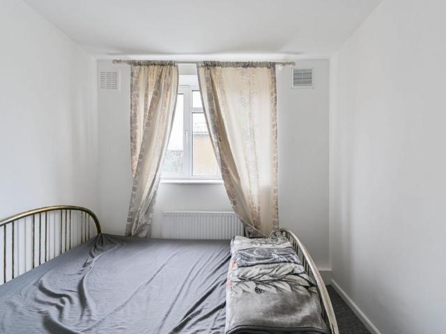 Weir Road, Balham, London, SW12 4 bed flat to rent £3,800 pcm £877 pw