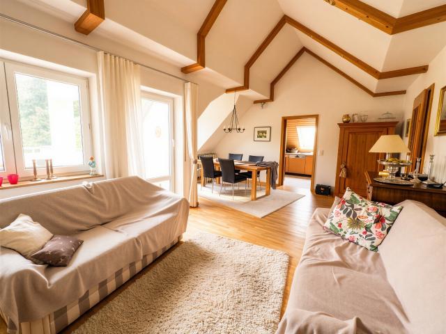 Weißenhorn+ Lichtdurchflutete Dachgeschosswohnung mit traumhafter Loggia, Garage und Stellplatz