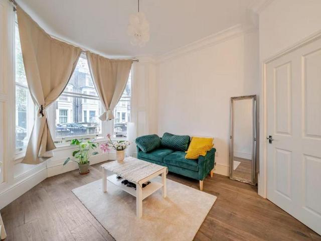 Weltje Road, London, W6 2 bed flat to rent £2,838 pcm £655 pw
