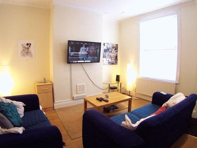 Welton Place, Hyde Park, Leeds 4 bed terraced house to rent £1,803 pcm £416 pw