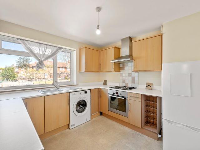 Welbeck Road, Carshalton SM5 2 bed apartment to rent £1,750 pcm £404 pw
