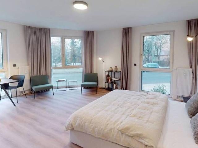 Welcome to Berlin: Vollständig möbliertes Single Apartment mit EINBAUKÜCHE und BALKON