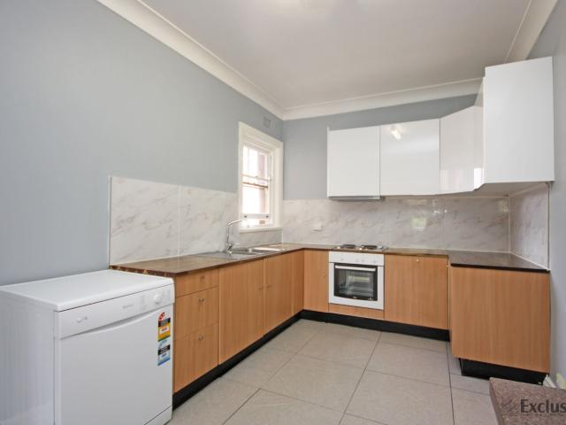 Welcome to The Windsor Spacious Art Deco in an unbeatable location