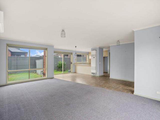 Welcome to this conveniently located 2 bedroom unit in Corio!