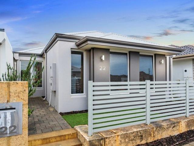 Welcome to this Secure, Low Maintenance 3x2 Home Just walking distance from Harrisdale Shopping Centre!