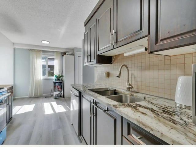 WELCOME TO THIS RNOVATED 3BED+DEN 1.5BATH TOWNHOUSE FOR RENT IN HILLVIEW