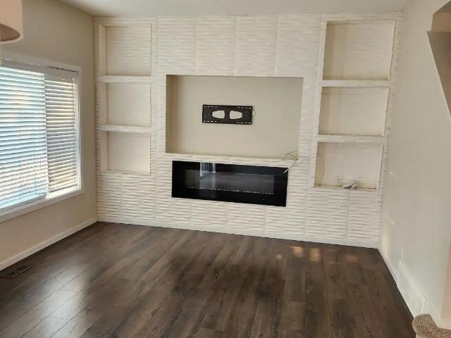Welcome to this well maintained 2 storey attached single family home